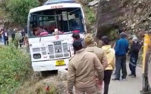 हादसा: यहां यात्रियों से भरी बस आधी खाई में लटकी।बाल बाल बचे यात्री..