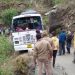 हादसा: यहां यात्रियों से भरी बस आधी खाई में लटकी।बाल बाल बचे यात्री..