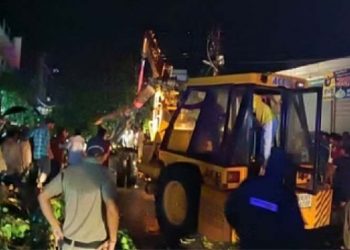 बड़ी खबर: यहां देर रात चली अंधी तूफान में गिरा विशाल पेड़। 10 लोगो के दबने की खबर..