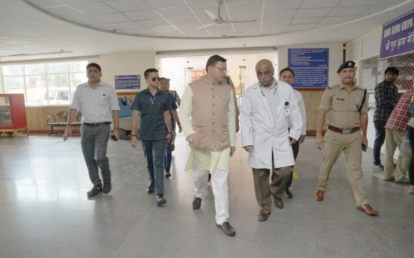 बड़ी खबर: इस शख्स से मिलने श्री महन्त इंद्रेश हॉस्पिटल पहुंचे मुख्यमंत्री धामी..पढ़े