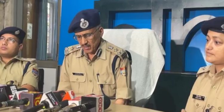 बड़ी खबर: करोड़ों की जमीन के फर्जीवाड़े में एक गिरफ्तार। वरिष्ठ कांग्रेस नेता विजय सारस्वत का भी नाम शामिल.