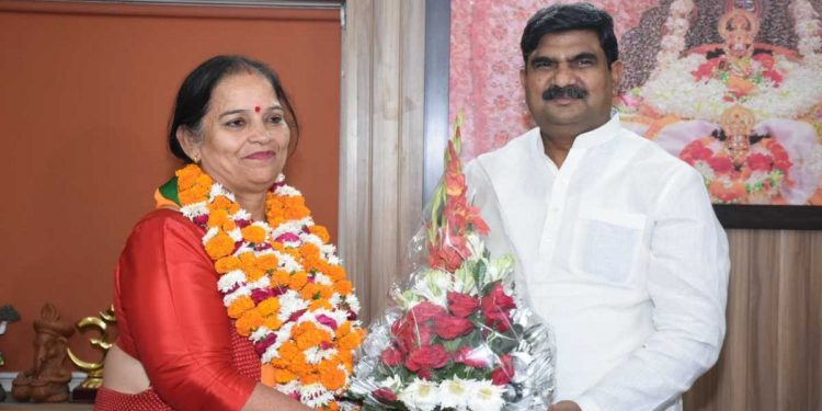 गौरव: पहाड़ की बेटी बनी लखनऊ की मेयर। जानिए कौन है सुषमा खर्कवाल..