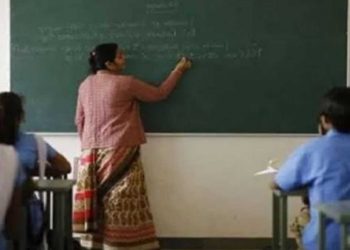 लापरवाही: यहां प्रधानाध्यापिका रहती थी गायब। बच्चों पढ़ने के रखा था गांव की महिला को..