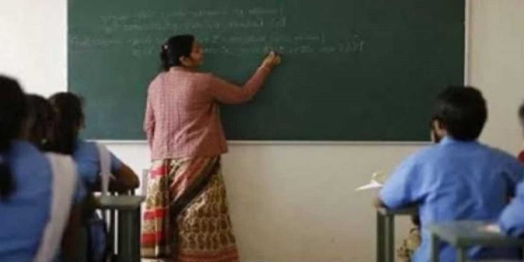 लापरवाही: यहां प्रधानाध्यापिका रहती थी गायब। बच्चों पढ़ने के रखा था गांव की महिला को..