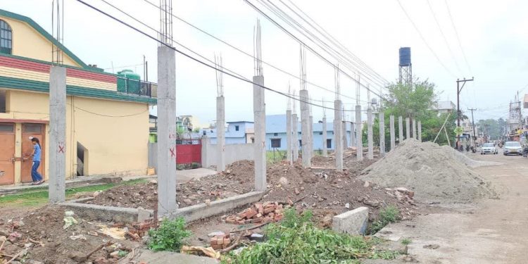 लापरवाही: यहां सिंचाई विभाग की जमीन पर कब्जा। व्यक्ति ने कर दिए 11 दुकानों के ढांचे खड़े..पढ़े