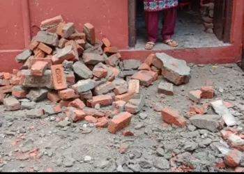 हादसा: यहां सड़क पर खेल रहे बच्चे के ऊपर गिरा छज्जा। बच्चे की हालत गंभीर..