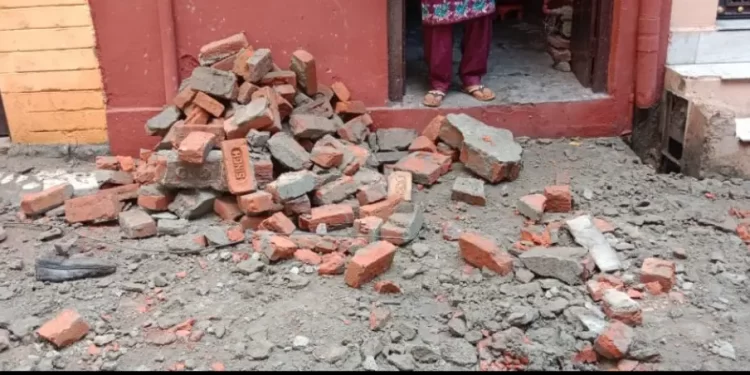 हादसा: यहां सड़क पर खेल रहे बच्चे के ऊपर गिरा छज्जा। बच्चे की हालत गंभीर..