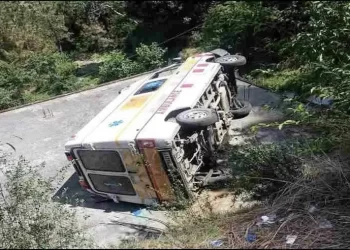 हादसा: गर्भवती को ले जा रही एंबुलेंस पलट कर छत पर गिरी। गर्भवती समेत 3 घायल..