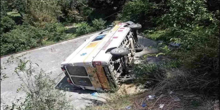 हादसा: गर्भवती को ले जा रही एंबुलेंस पलट कर छत पर गिरी। गर्भवती समेत 3 घायल..