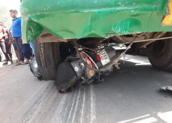 दुर्घटना: यहां बस के ब्रेक फेल होने से हो गया बड़ा हादसा। स्कूटी सवार दो युवकों को बस ने रौंदा, मौत..