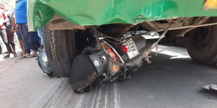 दुर्घटना: यहां बस के ब्रेक फेल होने से हो गया बड़ा हादसा। स्कूटी सवार दो युवकों को बस ने रौंदा, मौत..