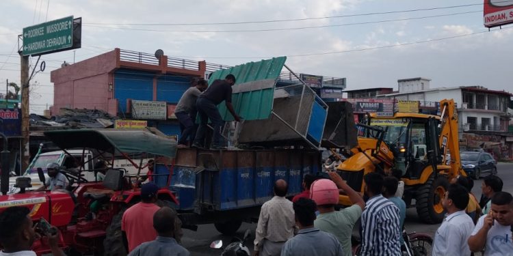 ब्रेकिंग: यहां प्रशासन की चेतावनी के बाद भी नहीं हटा अतिक्रमण। तो पुलिस प्रशासन और नगर पालिका ने दिखाई सख़्ती..