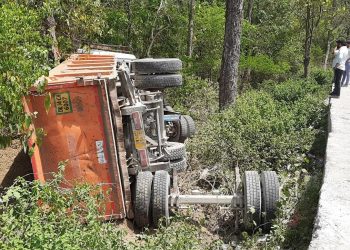 हादसा: ब्रेक फेल होने के कारण खनन सामग्री से लदा ट्रक पलटा..