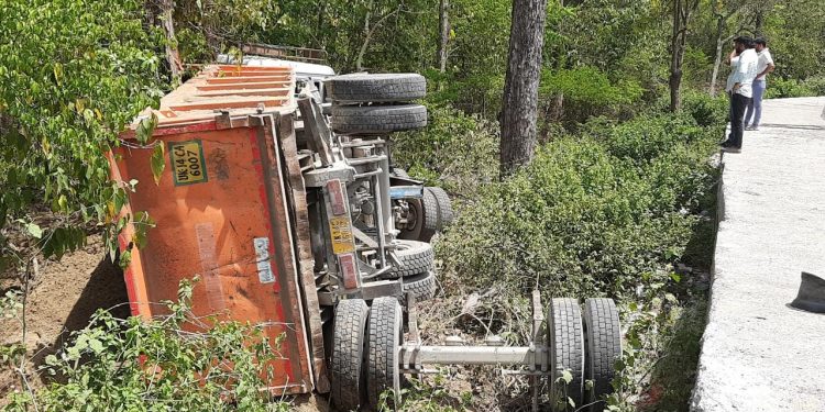हादसा: ब्रेक फेल होने के कारण खनन सामग्री से लदा ट्रक पलटा..