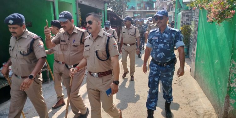 बड़ी खबर : पुलिस बल ने जवानों के साथ किया फ्लैग मार्च