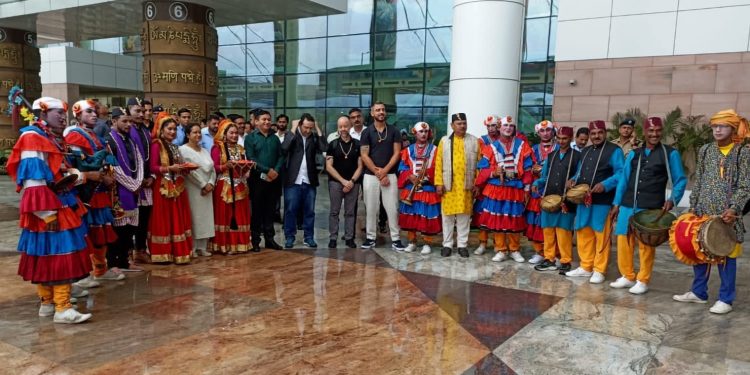 बड़ी खबर : जी20 में शिरकत करने उत्तराखंड पहुंचे विदेशी मेहमानों का एयरपोर्ट पर स्वागत