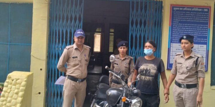 बड़ी खबर: यहां गायब हो गई मोटरसाइकिल। महिला निकाली मोटरसाइकिल चोर हुई गिरफ़्तार..