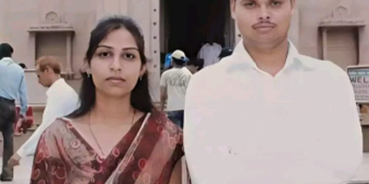 प्रयागराज: 4th क्लास पति ने मेहनत से पत्नी को बनाया PCS, बदले में पत्नी ने दिया पति को ये..पढ़े..