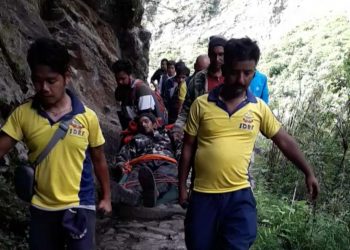 गुड जॉब: यहां SDRF ने बुजुर्ग मरीज को दुर्गम मार्ग पर 12 किलोमीटर पैदल लेकर अस्पताल पहुंचाया। वीडियो देखें 