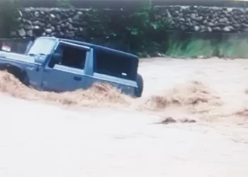 वीडियो: यहां उफनते नाले में देखते देखते बहने लगी थार। ऐसे बची पर्यटकों की जान,देखें वीडियो..