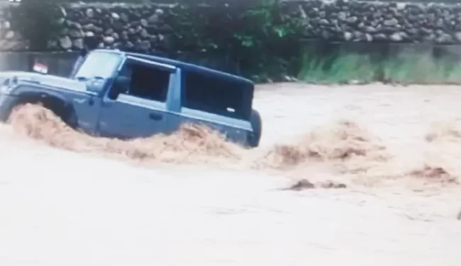 वीडियो: यहां उफनते नाले में देखते देखते बहने लगी थार। ऐसे बची पर्यटकों की जान,देखें वीडियो..