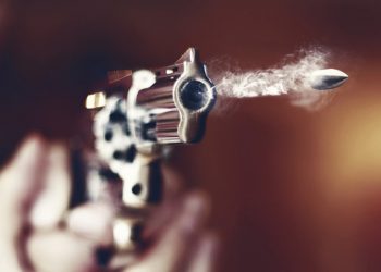 क्राइम: यहां पिता ने बेटे को लाइसेंसी बंदूक से मारी गोली। बेटा अस्पताल में भर्ती..