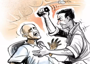 बेहद शर्मनाक: यहां कलयुगी बेटे ने बूढ़े पिता को पीटा। गरम पानी भी फेंका..