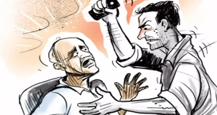 बेहद शर्मनाक: यहां कलयुगी बेटे ने बूढ़े पिता को पीटा। गरम पानी भी फेंका..