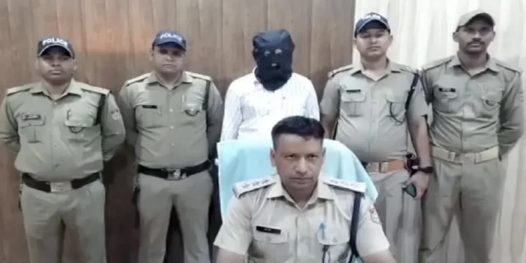 शर्मनाक: यहां शिक्षक कर रहा था नाबालिग छात्राओं से गंदी हरकतें। हुआ गिरफ्तार..