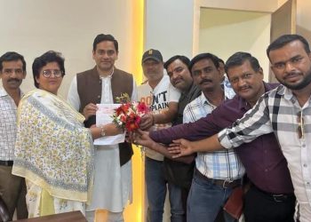 बड़ी खबर: शुगर मिल कर्मचारियों ने गन्ना मंत्री सौरभ बहुगुणा को सौंपा मांग पत्र