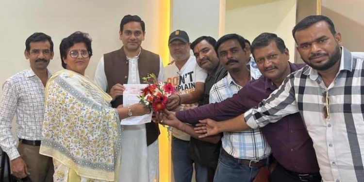 बड़ी खबर: शुगर मिल कर्मचारियों ने गन्ना मंत्री सौरभ बहुगुणा को सौंपा मांग पत्र