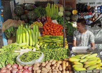 महंगाई: मंहगाई का आलम सब्जियों के दाम छू रहे आसमान आम आदमी की जेब पर असर..