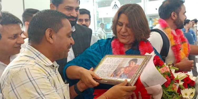 बड़ी खबर : कांग्रेस सोशल मीडिया की राष्ट्रीय अध्यक्ष का एयरपोर्ट पर स्वागत..