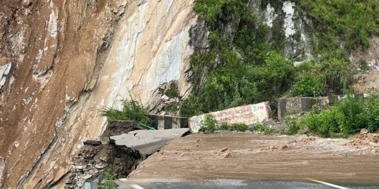 आफत की बारिश: यहां हाईवे का 100 मीटर हिस्सा बहा। हाईवे बाधित। देखें वीडियो..