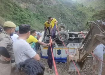 हादसा: यहां सेब से भरा वाहन पलटा। चालक की मौके पर मौत..