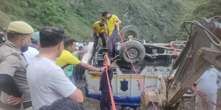 हादसा: यहां सेब से भरा वाहन पलटा। चालक की मौके पर मौत..