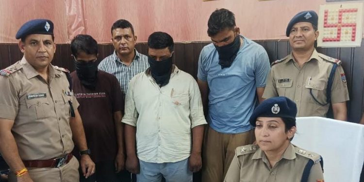 खुलासा: लाखों की नगदी और जेवरात चोरी करने पर 3 गिरफ्तार..