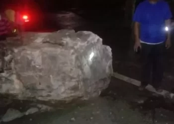 बड़ी खबर: राजधानी में भारी बारिश के चलते दुकान के ऊपर गिरा बोल्डर,दुकान क्षतिग्रस्त..