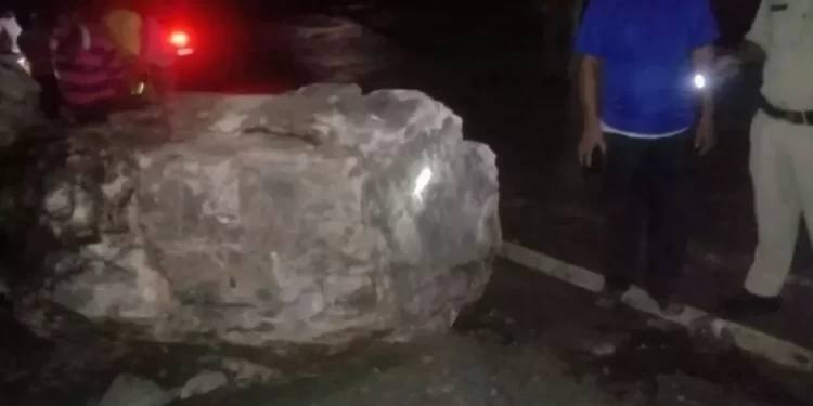 बड़ी खबर: राजधानी में भारी बारिश के चलते दुकान के ऊपर गिरा बोल्डर,दुकान क्षतिग्रस्त..