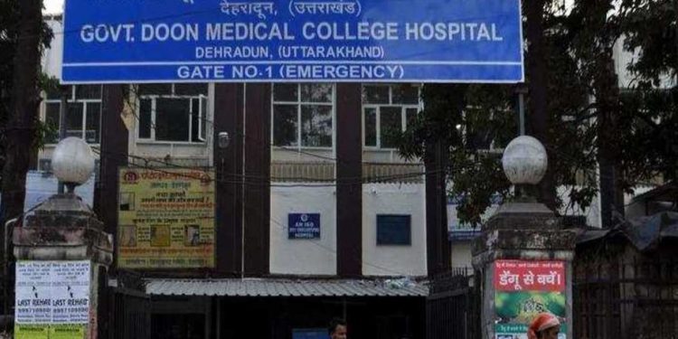 लापरवाही: दून अस्पताल के लिफ्ट के पास महिला की हुई डिलीवरी। हॉस्पिटल की लापरवाही आई सामने..