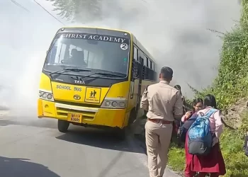 बड़ी खबर: यहां अचानक लगी स्कूल बस में आग, खाकी ने निभाया फर्ज़, 30 बच्चे किए रेस्क्यू..