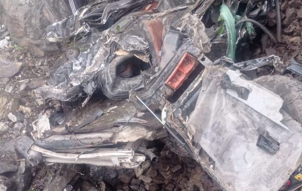 दुखद हादसा: यहां अनियंत्रित वाहन गहरी खाई में गिरा, दो की मौत, एक गंभीर रूप से घायल..