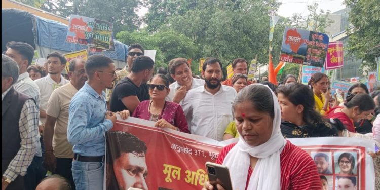 बड़ी खबर: सशक्त भू कानून, मूल निवास 1950 और लोकायुक्त की मांग को लेकर मुख्यमंत्री आवास घेराव मे पर्वतजन फाउंडेशन ने दिया संपूर्ण समर्थन..