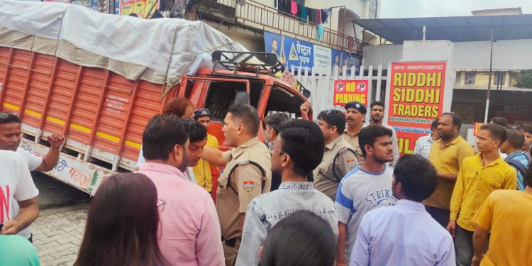 दुर्घटना: राजधानी में ट्रक की टक्कर की चपेट में आकर स्कूटी सवार व्यक्ति की मौत..