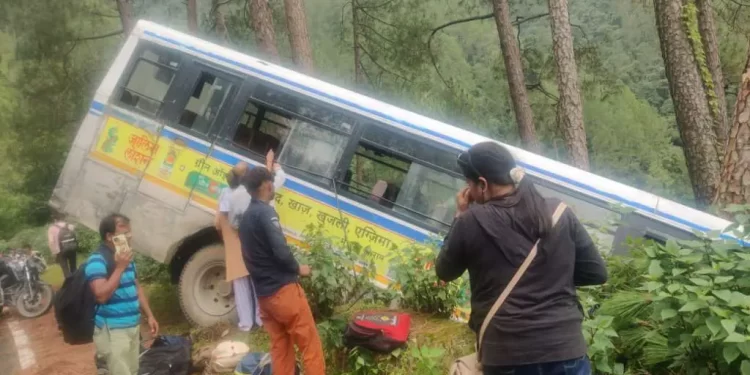 हादसा: यहां यात्रियों से भरी बस सड़क से उतरी, बाल बाल बचे 21 यात्री..
