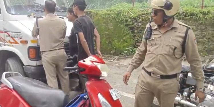 बड़ी खबर: यहां स्कूल बंक कर घूमने निकले छात्रों का पुलिस ने किया वाहन सीज..