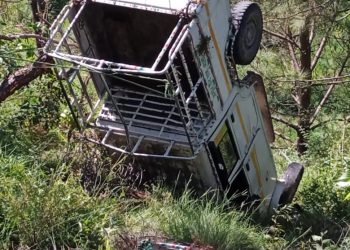 दुर्घटना: यहां बच्चों से भरी यूटिलिटी वाहन पलटी, सभी बच्चे सुरक्षित..