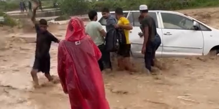 आफ़त: यहां उफनते रपटे में फसीं गाड़ी, बाल बाल बचे यात्री, देखें वीडियो..
