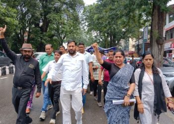 बड़ी खबर: भारद्वाज परिवार पर हुए हमले के विरोध में पर्वतजन फाउंडेशन ने किया जाखन चौकी का घेराव..