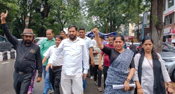 बड़ी खबर: भारद्वाज परिवार पर हुए हमले के विरोध में पर्वतजन फाउंडेशन ने किया जाखन चौकी का घेराव..